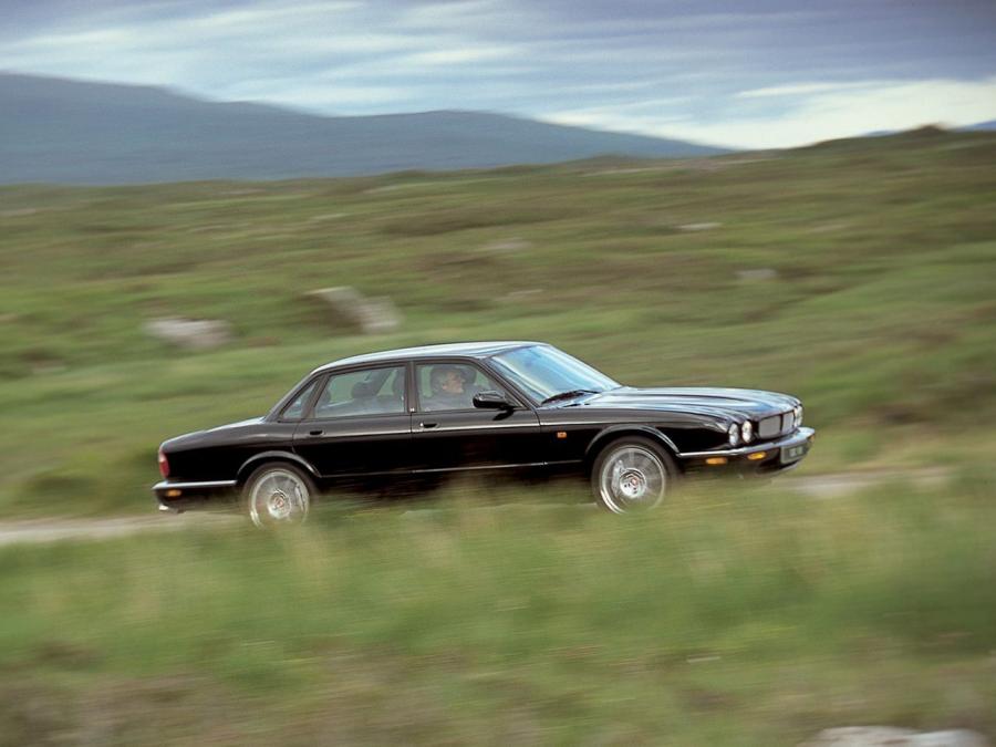  Jaguar XJR 100 2002 года  (фото 2 из 9)